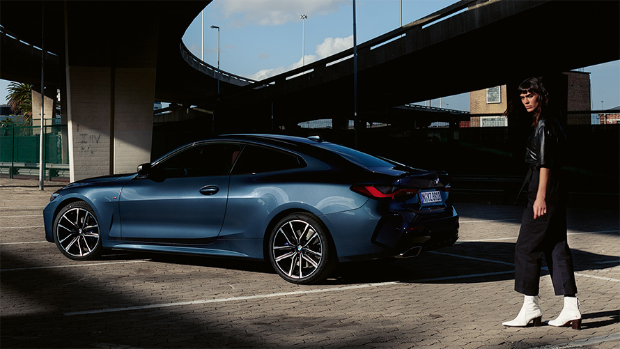 BMW M440i xDrive Coupé G22 2020 Arctic Race Blue metallic three-quarter side view with model